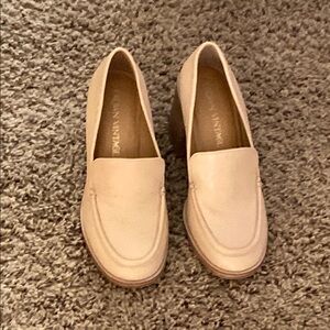 Crown Vintage Cream Flats Minimalist Design